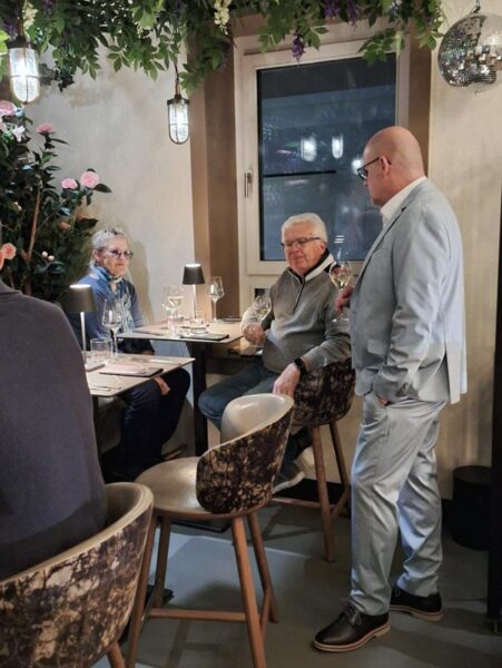 Gästebegrüssung am Krimi-Dinner in Küssnacht a/Rigi.