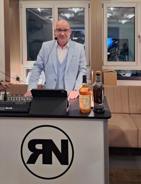 Roland Näf startet seine Krimi-Lesung.